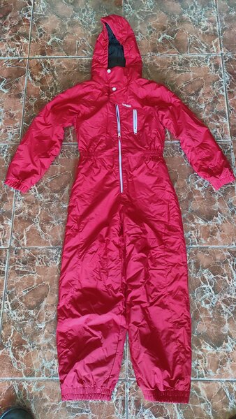 Vand costum de schi rosu, cu gluga